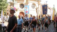 Einzug der Osnabrücker Wallfahrt an der Gnadenkapelle in Telgte