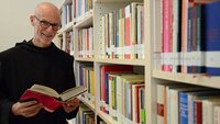 Pater Marcel Albert in der Klosterbibliothek