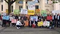 Archivbild: Schulgemeinschaft des bischöflichen Gymnasiums Cäcilienschule bei einer Demonstration für eine gerechtere Finanzierung