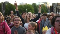 Es darf gefeiert werden, gerne auch laut: Diese Teilnehmerin feiert beim Konzert der Band „Alte Bekannte“. | Foto: Michael Bönte