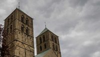 Münsteraner Dom vor dunklen Wolken