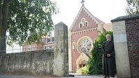 Bruder Bernd vor dem Kapuzinerkloster in Münster.