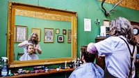 Ein Mann beim Friseur