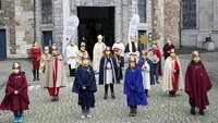 Sternsinger mit Bischof Dieser vor dem Aachener Dom