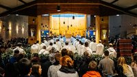 Gebet in der Versöhnungskirche von Taize