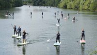 SUP-Paddler am Niederrhein