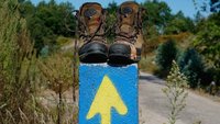 Wanderschuhe in der Landschaft