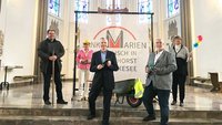 Haben mit Symbolen das Gebäudekonzept vorgestellt: Vertreter von Pfarreirat und Kirchenausschuss (von links) Pfarrer Guido Wachtel, Gertrud Rolfes, Hans-Georg Frenzel, Michael Gellermann, Angelika Delker. | Foto: Pfarrei