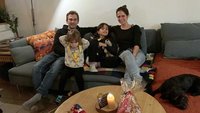 Familie auf dem Sofa