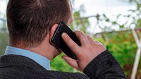 Mann telefoniert mit dem Smartphone