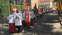 In Nordrhein-Westfalen wird Fronleichnam mit festlichen Prozessionen wie hier in Münster gefeiert. Vielleicht hat Niedersachsen stattdessen dank Kolping bald einen gesetzlichen Buß-und Bettag.