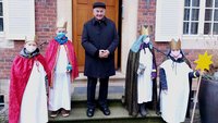 Die Sternsinger Felix, Lorenz, Mirja und Emma bei Bischof Felix Genn