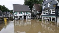 Ein Platz in Solingen ist völlig überflütet.