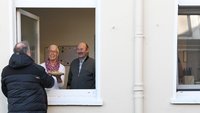 Monika Dufton und Andreas Engbrecht am Küchenfenster.