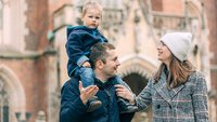 Junge Familie vor einer Kirche