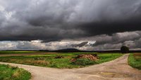 Dunkle Wolken über dem Ackerland