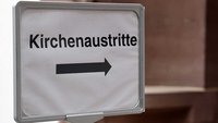 Hinweisschild zum Zimmer für Kirchenaustritte