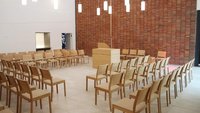 Der neue Kapellenraum ist hell eingerichtet und bietet Stühle als Sitzgelegenheit.
