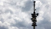 Mobilfunkmast vor dunklem Himmel