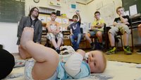 So geht Babywatching: Gemeinsam mit Schulseelsorger Christoph Moormann (hinten links) schauen die Förderschüler dem Kind beim Spielen zu.