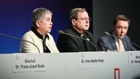 Präsidium des Synodalen Wegs auf dem Podium