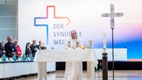 Bischof Georg Bätzing bei der Eucharistiefeier während der Synodalversammlung