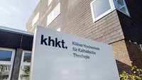 Eingang der  Kölner Hochschule für Katholische Theologie (KHKT)