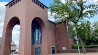 Die 1936/37 entstandene Heilig-Kreuz-Kirche in Bocholt mit seinem imposanten Turmportal wird als Gottesdienststandort aufgegeben. Wann die Schließung erfolgt, steht noch nicht fest. | Foto: Johannes Bernard