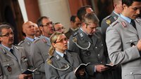 Soldaten in einem Gottesdienst