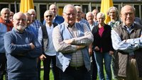 von links: Alfons Reinker, Klaus Kuhlmann und Erich Poppenberg mit den anderen Teilnehmenden am Seminar