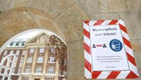 Mit einem Hinweis auf die wichtigen Corona-Maßnahmen begrüßt der Verein „Ein Rucksack voll Hoffnung für Münster“ derzeit seine Gäste am Tor des Priesterseminars Borromaeum.