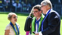 Bettina Limperg und Thomas Sternberg (rechts) mit Volker Jung, Kirchenpräsident der Evangelischen Kirche in Hessen und Nassau (EKHN) beim Schlussgottesdienst des Deutschen Evangelischen Kirchentags (DEKT) in Dortmund 2019.