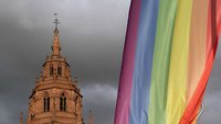 Regenbogen vor einer Kirche