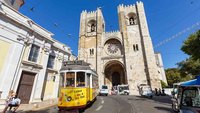 Straßenszene vor der Kathedrale in Lissabon