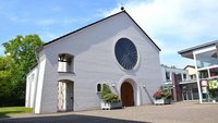 Die weiße Fassade der Herz-Jesu-Kirche Westerstede soll an Heiligabend als Leinwand für eine Kinderandacht unter freiem Himmel dienen. | Foto: Gaby Kuipers