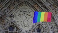 Regenbogenfahne an einer Kirche