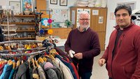 Benedikt Kemper (links) mit Mehrdad Mehralian in der Kleiderkammer in Heiden