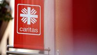 Caritas-Logo an einer Hauswand