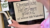 Pappsschild mit der Aufschrift "Ehrenamtliche gesucht"