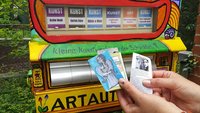 Frommes Gemälde aus dem Kunstautomaten mit Informationen des Künstlers