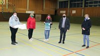 Christmette, Krippenfeier und Gottesdienste in der SCN-Halle. Darauf freuen sich (v.l.) Tanja Antepohl, Astrid Markmann, Meßdienerin Lena Antepohl, Daniel Zele und Lioba Pankalla.                      