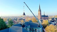 Der denkmalgeschützte Glockenturm wurde per Autokran hochgezogen und wieder auf dem Dach des Gudula-Klosters montiert.