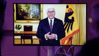 Frank-Walter Steinmeier auf einem Bildschirm bei der Festveranstaltung des Ökumenischen Kirchentages.