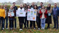 Junge Erwachsene aus dem Bistum Münster bereiten sich gemeinsam auf das Sakrament der Firmung vor. Begleitet werden sie von Stefanie Uphues (links) und Christoph Aperdannier (rechts).