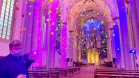 Rupert König vom Kirchenfoyer Münster erklärt die Lichtinstallation.