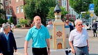 Die Nachbildung der früheren Synagoge in Recklinghausen wird zur heutigen Synagoge getragen.