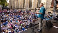 Auf dem Überwasserkirchplatz konnten die Chöre bei herrlichem Spätsommerwetter unter freiem Himmel – und oft vor viel Publikum – singen. 