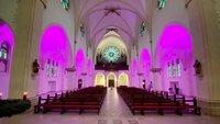 Die St.-Antonius-Kirche in Gronau erstrahlt in farbigem Licht
