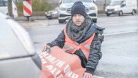 Protest eines "Letzte Generation"-Aktivisten in Baden-Württemberg