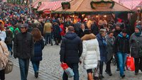 Passanten in einer Innenstadt